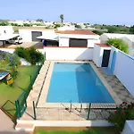 Chalet Con Piscina Aceptamos Solo Familias Con Piscina Privada Y Jardin *