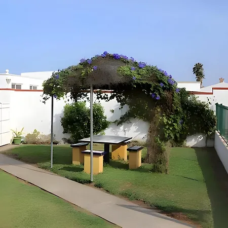 Con Piscina Aceptamos Solo Familias Con Piscina Privada Y Jardin *