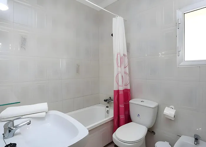 Con Piscina Aceptamos Solo Familias Con Piscina Privada Y Jardin 科尼尔-德拉弗龙特拉